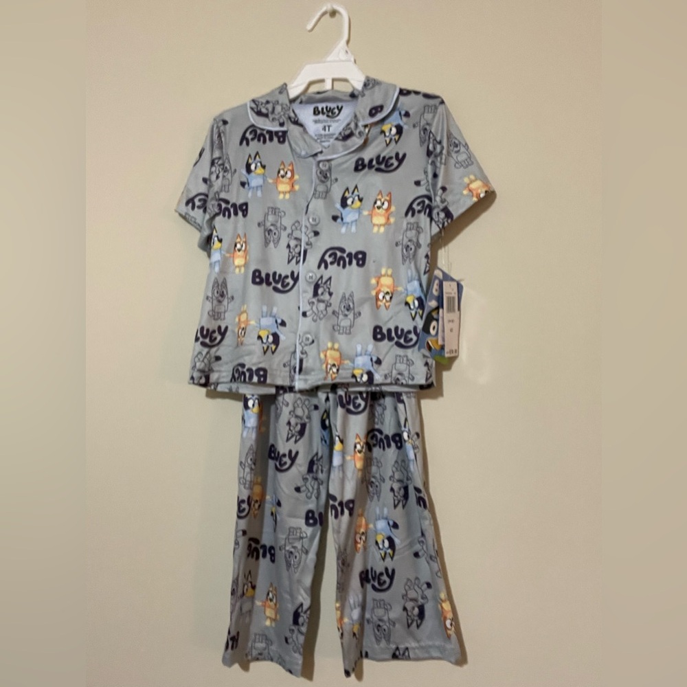 NWT Bluey Toddler 4T Pajama Set - Gray with bluey and bingo print.
